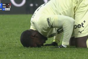 兩年半的等待！博格巴時隔811天重返賽場，終場哨后直接跪在球場