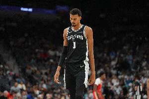 隊記：文班因傷將不隨隊前往接下來的四連客 他何時復(fù)出尚未可知