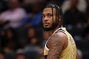 風(fēng)卷殘?jiān)疲』萏啬栆粭l龍直殺籃下 起飛隔扣杰倫·史密斯打2+1