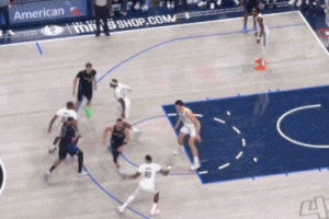 極限操作！克萊1秒接邊線球底角漂移 三分出手球進(jìn)燈亮完成壓哨