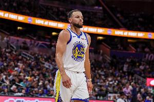 安東尼：庫里應(yīng)繼續(xù)發(fā)展自己的品牌 他處在所有人中的核心位置