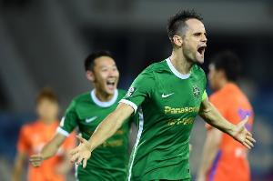 難說再見！告別儀式上，弗蘭克用中文深情獻唱《月亮代表我的心》