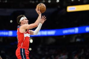 彈無(wú)虛發(fā)！基斯珀特半場(chǎng)5中5拿到15分2助 三分2中2