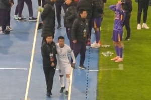 惺惺相惜！于漢超賽后特意前往對手替補席，與于根偉擁抱致意