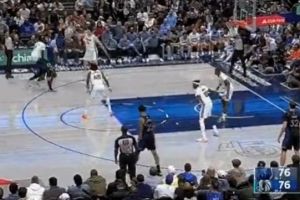 可惜了！克萊三分命中 但先吹了加福德進(jìn)攻掩護(hù)犯規(guī)