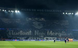 巴黎圣日耳曼主場看臺大幅TIFO，悼念10年前巴黎恐襲受害者