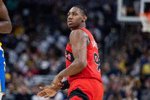 希望沒事！巴雷特扣籃落地扭傷膝蓋 返回更衣室隨后退出比賽