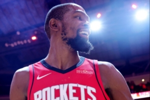 重口味小帥！杜蘭特離場(chǎng)前將摳出的鼻屎送給場(chǎng)邊球迷