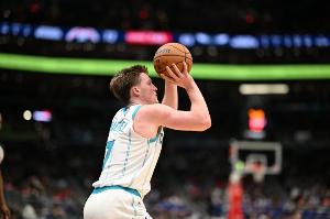 高產(chǎn)高效！克尼佩爾近4場(chǎng)場(chǎng)均26.5分 投籃命中率58.5% 三分52.4%