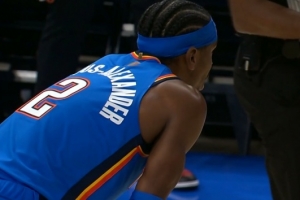 風卷殘云！亞歷山大絲滑轉(zhuǎn)身連續(xù)過人 中路突擊上籃打中一氣呵成