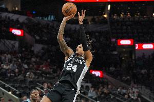 5分到手！瓦塞爾三分命中同時(shí)奧尼爾對(duì)奧利尼克犯規(guī) 布克還吃T