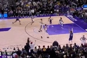 嚇人??！比賽最后時刻馬爾卡寧追身三分 分差只有1分了