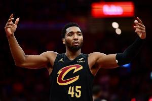 分差達(dá)到18分！米切爾弧頂撤步迎著防守再中三分球