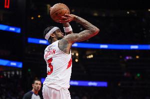 硬解！英格拉姆側翼接球 頂著防守漂移強投三分壓哨命中