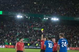 裁判第98分鐘準時吹哨沒給進攻機會，姆巴佩不滿上前理論染黃