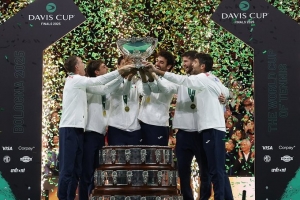 三連冠！意大利隊(duì)2-0擊敗西班牙，再次衛(wèi)冕網(wǎng)球戴維斯杯