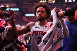 巨星球！康寧漢姆關(guān)鍵時(shí)刻選擇單打 翻身勾手穩(wěn)穩(wěn)命中拉開(kāi)分差