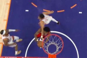 太猛了！阿門沖擊內(nèi)線布克拉都拉不住打進(jìn)2+1 裁判升級(jí)為惡意犯規(guī)