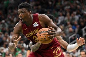 出其不意！米切爾四分衛(wèi)長(zhǎng)傳 助攻托馬斯·布萊恩特輕松快下扣籃