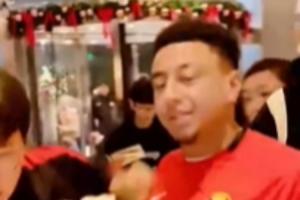 人氣火爆！球迷在酒店與林加德合影，球隊(duì)工作人員護(hù)送其進(jìn)入電梯