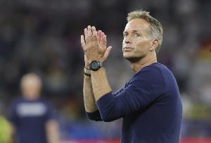 圖片報：旅途不順，勒沃庫森抵達曼市時間晚點數(shù)個小時