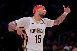 老六真牛！阿爾瓦拉多半場(chǎng)16分鐘拿到8分6板6助 正負(fù)值高達(dá)+23