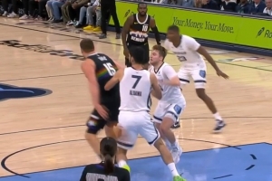 已臻化境！約基奇單打神來之筆送背傳 助攻隊友輕松打中