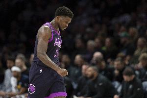 存在感很強(qiáng)！愛德華茲上半場(chǎng)12中7&三分6中3砍下17+2+3+2+1