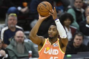 醒得太晚！米切爾20中6拿到17分1板8助1斷 末節(jié)10分