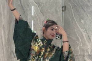 B站主持小霜曬照：云錦漢服太美了 紅綠配色超級大氣高貴