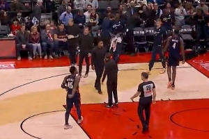 很不滿！鶯歌無人看管追身大空位三分 阿特金森開場1分多鐘喊暫停