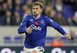 霍爾生涯首次在英超通過右腳破門，此前4球均為左腳破門