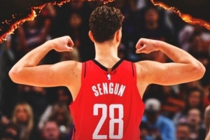 輕松砍下18+5+5！火箭發(fā)布贏球海報：申京秀肌肉瞬間成為封面