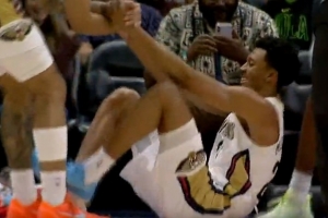 要終結(jié)連敗了？墨菲突破反籃打成2+1 鵜鶘轟出17-1領(lǐng)先到22分！