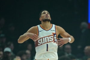 得分全在首節(jié)！布克半場(chǎng)7中3拿到9分3助有3失誤 正負(fù)值-5