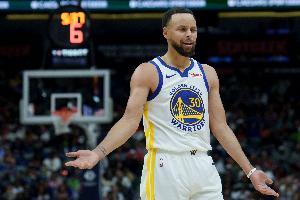 球感無敵！庫里反跑過掉喬治 接球高打板挑籃越過努爾基奇命中！