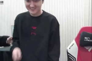 三冠輔助的地位Keria到訪Peyz直播間，Peyz立馬起身讓座