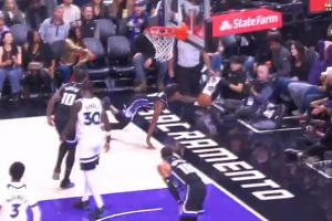 漫畫式英雄救球！蒙克貼地飛行后單手撐地救球成功！