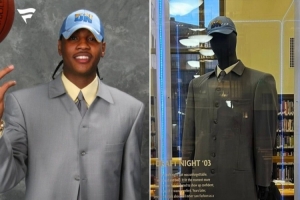 經(jīng)典！安東尼選秀大會時穿著的西服 至今仍被家鄉(xiāng)圖書館收藏展覽