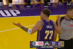 苦苦支撐！小卡連續(xù)造成東契奇犯規(guī) 4罰全中努力咬住