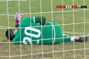 根本拖不住文萊門將上半場(chǎng)屢次倒地，8分鐘補(bǔ)時(shí)國(guó)少連進(jìn)3球