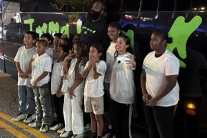 有愛！哈登與14位小球迷賽前合影 所有人皆上腳“哈登10代”