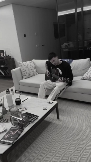 多才多藝！馬斯坦托諾社媒發(fā)視頻，彈吉他悼念馬拉多納