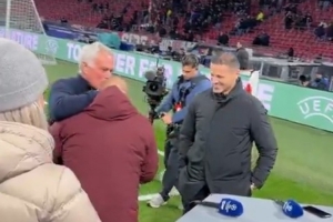 昔日師徒！穆帥歐冠賽前與斯內德?lián)肀Ш? >
                                        </div>
                                    </div>
                                                                        <div   id=