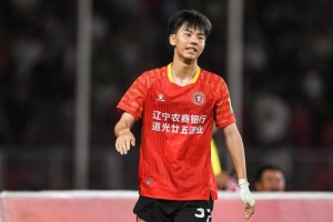 好消息！苗原：鐵人18歲高中鋒張家鳴獲得伯恩利U21隊(duì)試訓(xùn)邀請