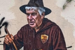 意甲積分榜領(lǐng)跑，羅馬主帥加斯佩里尼在壁畫中被畫成巫師