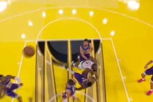 哈登助科林斯暴扣但被吹進攻犯規(guī)在先 快船挑戰(zhàn)成功改吹防守犯規(guī)