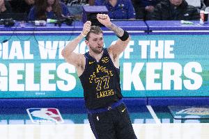 這就是超級(jí)巨星的魅力！東契奇首節(jié)14中9狂轟24分 無(wú)視防守！