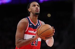 內(nèi)線摧枯拉朽！薩爾半場(chǎng)10中7 得到15分8籃板1搶斷1蓋帽