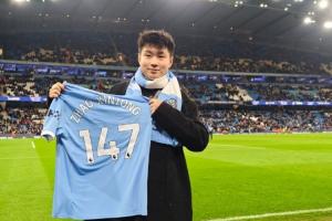 夢幻聯(lián)動！趙心童觀賽曼城比賽并獲贈球衣：Come on City！??！